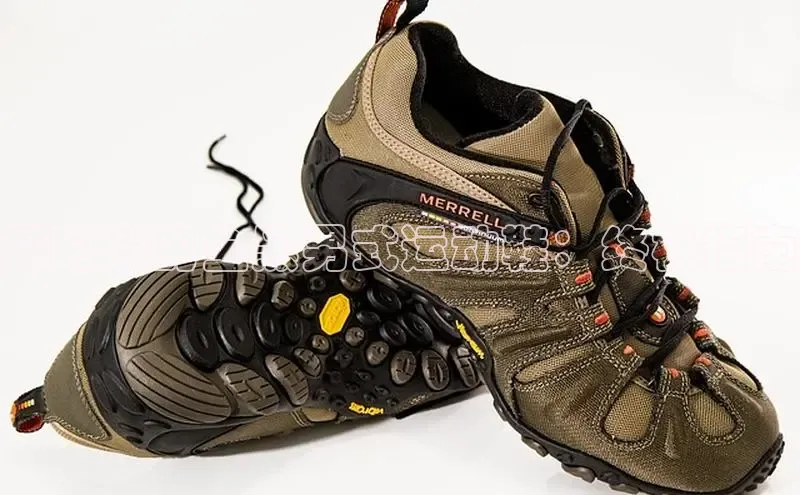 Bsport·B体育百度社团赞助平台最时尚的全黑男式运动鞋：终极指南