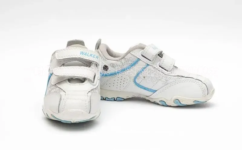 Bsport体育在线官网百度营销中心**时尚与舒适兼得：裙装下配运动鞋的魅力
**