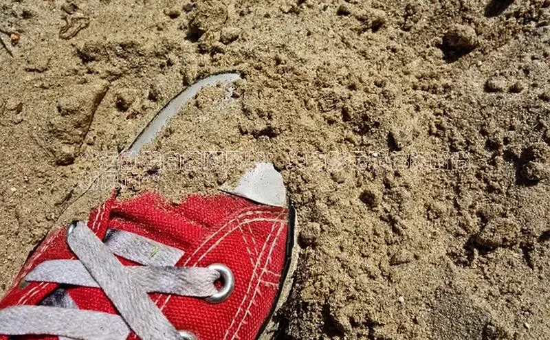 Bsports官网赛富乐斯**运动鞋白袜脚风潮：关晓彤示范休闲时尚
新风向**