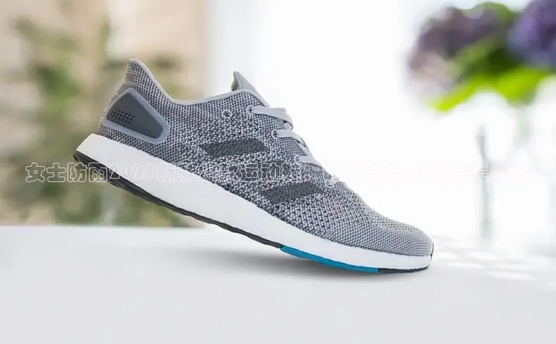 女士防雨2025新款爆款运动鞋：时尚与实用的完美结合